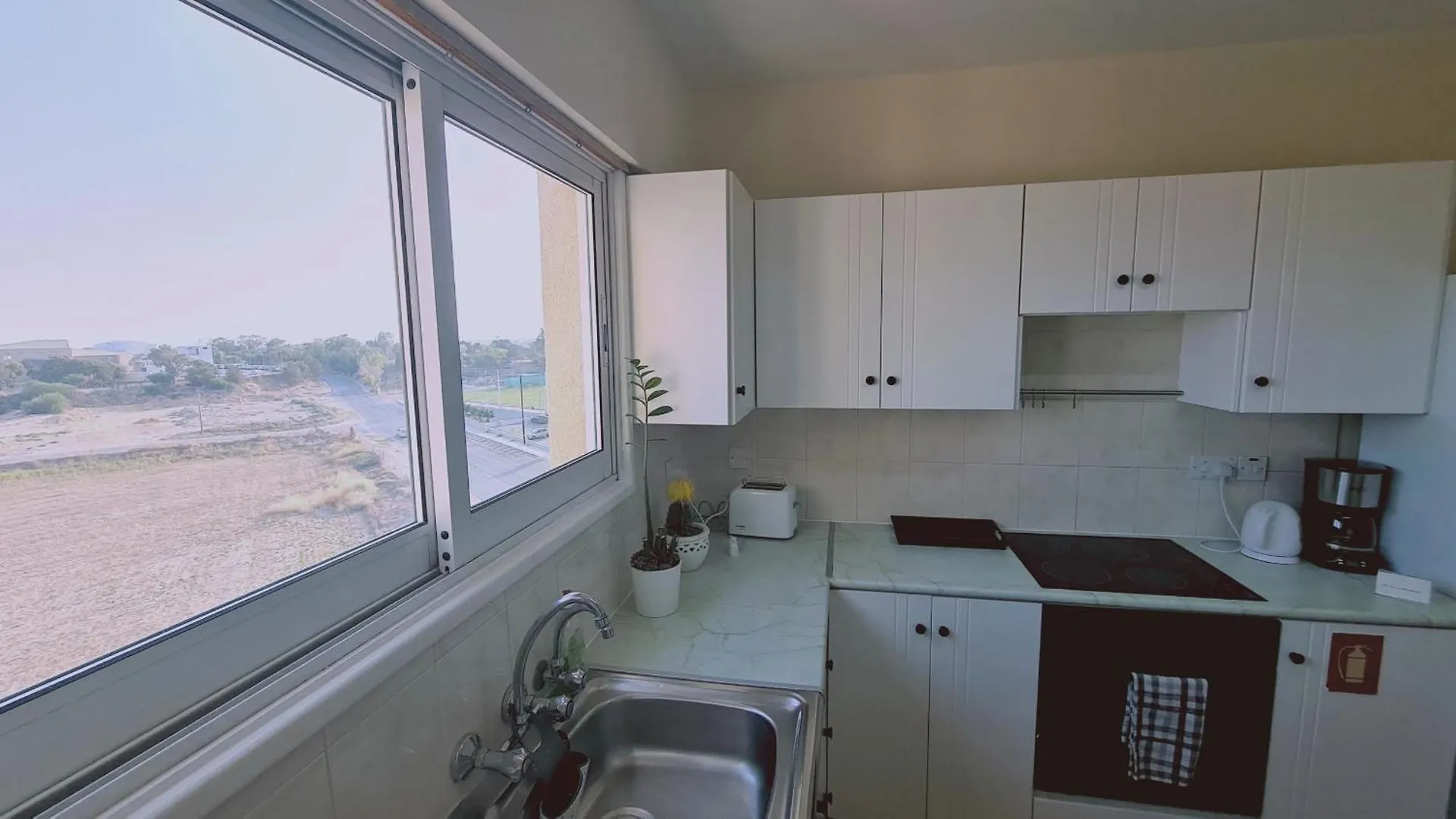 Stay Sea And Salt Lake View Apt Larnaca